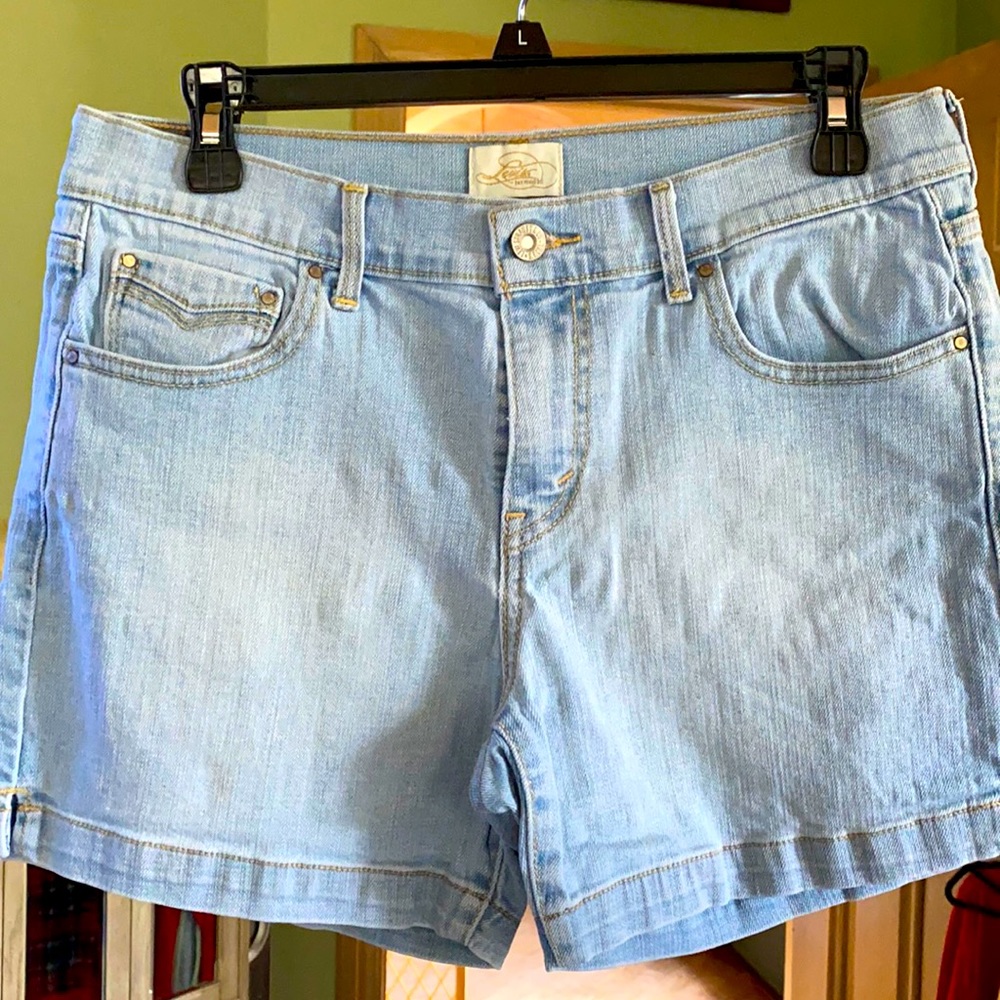Levi mid length shorts. Size 8.
